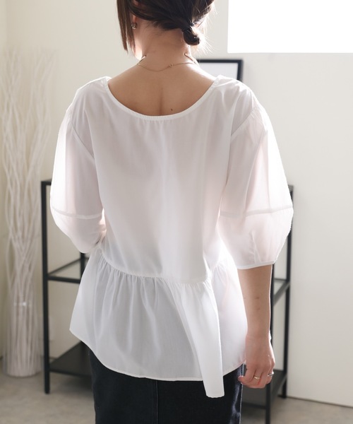 ULEULA(ウルア)の「前後2WAYランタンスリーブブラウス/深Vネックボリュームスリーブブラウス(シャツ/ブラウス・レディース・アイボリー/ブラック/グレイッシュベージュ/チャコールグレー・FREE)」の11枚目の写真