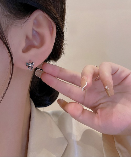 LA VORAGINE(ラ ヴォラジネ)の「アレルギー対応ミニジルコンピアス(ピアス(両耳用)・レディース・シルバー/ブラック・FREE)」の1枚目の写真