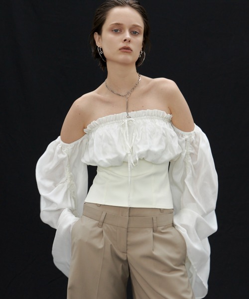 JOSE MOON（ジョゼムーン）の「CUPLA OFF SHOULDER/キュプラオフショルダー（シャツ/ブラウス・レディース・ホワイト/ブラック・FREE）」の2枚目の写真