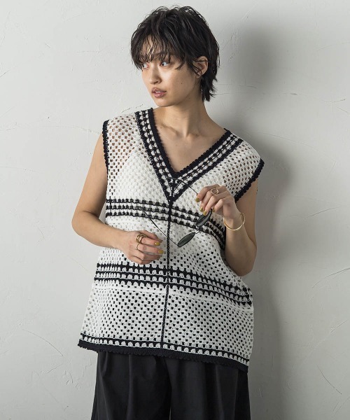 MAYSON GREY(メイソングレイ)の「配色クロシェニットタンクトップ≪手洗い可能≫(ニット/セーター・レディース・ブラック系その他/ホワイト系その他・M)」の2枚目の写真
