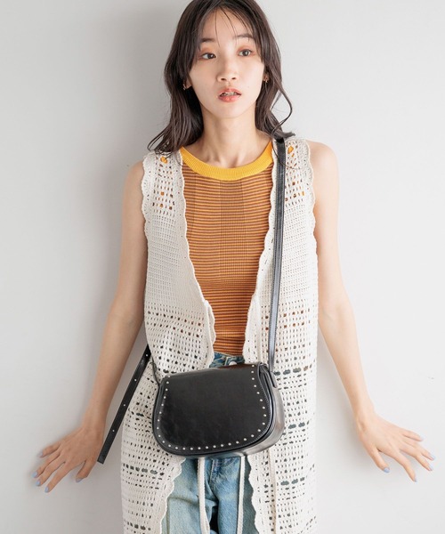 LOWRYS FARM（ローリーズファーム）の「スタッズフラップショルダー 132705（ショルダーバッグ・レディース・ブラック/ブラウン・FREE）」の2枚目の写真