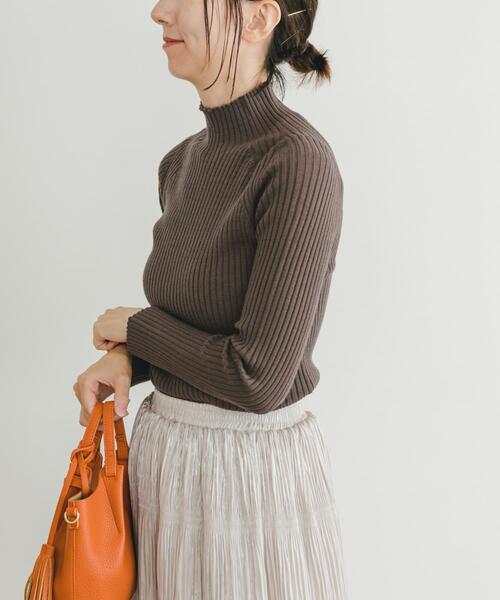 ITEMS URBANRESEARCH（アイテムズ アーバンリサーチ）の「モチモチハイネックリブニット（ニット/セーター・レディース・ブルー/チャコールグレー/ブラック/アイボリー/レッド/ピンク・FREE）」の15枚目の写真