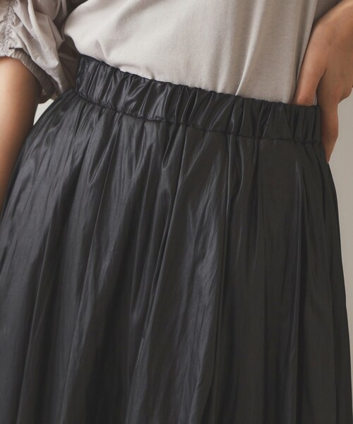 OPAQUE.CLIP(オペークドットクリップ)の「◆レザーライク イージーギャザースカート【洗濯機洗い可】(スカート・レディース・ダークオリーブ/ブラック・36/38)」の14枚目の写真