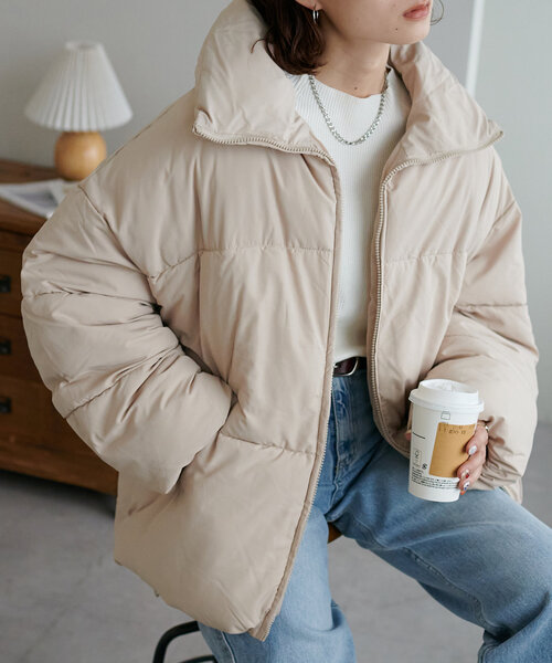 DISCOAT(ディスコート)の「【WEB限定】スタンドカラーダウンコート(ダウンジャケット/コート・レディース・ブラック/ベージュ/アイボリー・FREE)」の3枚目の写真