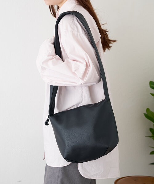 BIRTHDAY BAR（バースデイバー）の「フェイクレザーショルダー シャーリングミニバッグ（トートバッグ・レディース・アイボリー/ブルー/ブラック/ベージュ・0）」の3枚目の写真