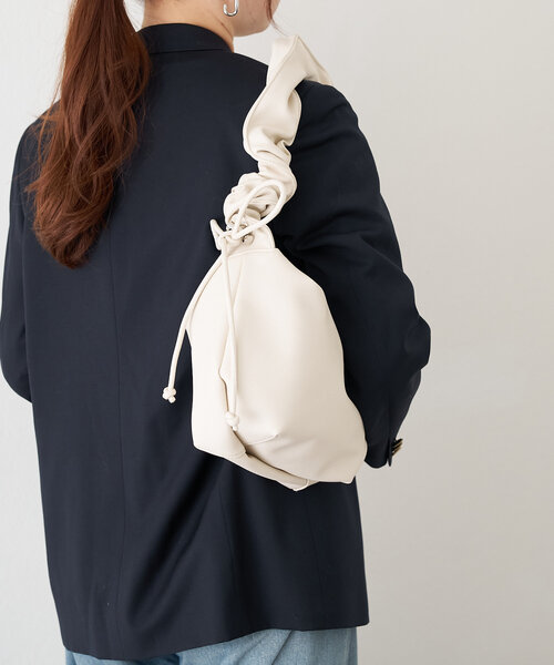 BIRTHDAY BAR（バースデイバー）の「フェイクレザーショルダー シャーリングミニバッグ（トートバッグ・レディース・アイボリー/ブルー/ブラック/ベージュ・0）」の5枚目の写真