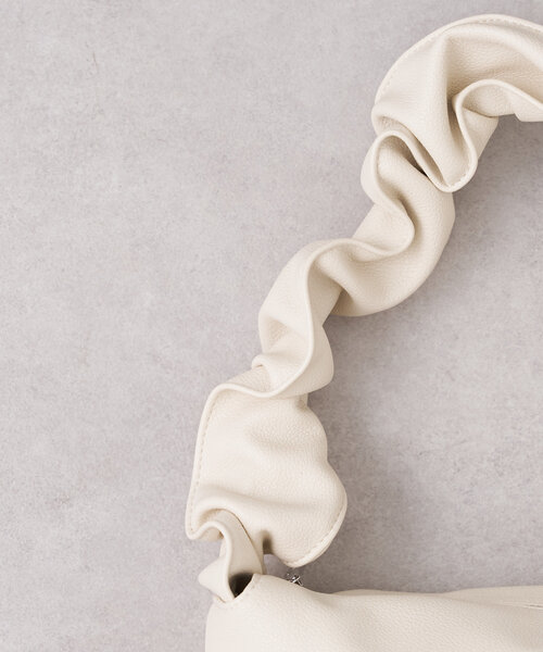 BIRTHDAY BAR（バースデイバー）の「フェイクレザーショルダー シャーリングミニバッグ（トートバッグ・レディース・アイボリー/ブルー/ブラック/ベージュ・0）」の9枚目の写真