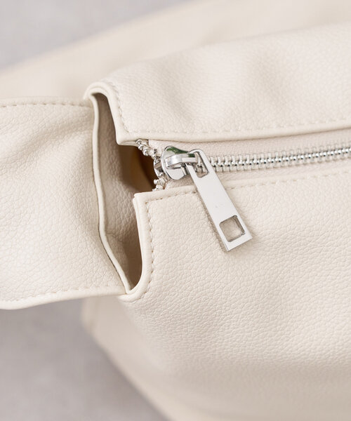 BIRTHDAY BAR（バースデイバー）の「フェイクレザーショルダー シャーリングミニバッグ（トートバッグ・レディース・アイボリー/ブルー/ブラック/ベージュ・0）」の14枚目の写真