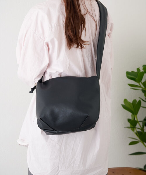 BIRTHDAY BAR（バースデイバー）の「フェイクレザーショルダー シャーリングミニバッグ（トートバッグ・レディース・アイボリー/ブルー/ブラック/ベージュ・0）」の17枚目の写真