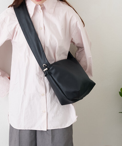 BIRTHDAY BAR（バースデイバー）の「フェイクレザーショルダー シャーリングミニバッグ（トートバッグ・レディース・アイボリー/ブルー/ブラック/ベージュ・0）」の18枚目の写真