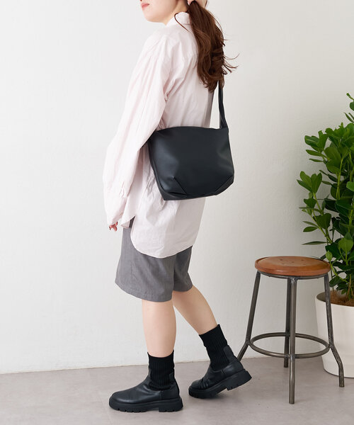 BIRTHDAY BAR（バースデイバー）の「フェイクレザーショルダー シャーリングミニバッグ（トートバッグ・レディース・アイボリー/ブルー/ブラック/ベージュ・0）」の19枚目の写真