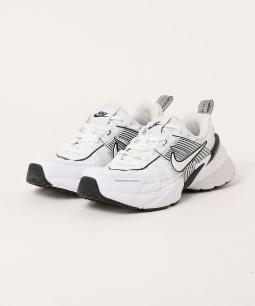 NIKE(ナイキ)の「W V2K RUN HF5342-100(スニーカー・レディース・ホワイト・22.5cm/23.5cm/24.5cm/25.5cm/23.0cm/24.0cm/25.0cm/26.0cm)」の2枚目の写真