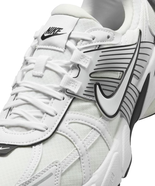 NIKE(ナイキ)の「W V2K RUN HF5342-100(スニーカー・レディース・ホワイト・22.5cm/23.5cm/24.5cm/25.5cm/23.0cm/24.0cm/25.0cm/26.0cm)」の6枚目の写真