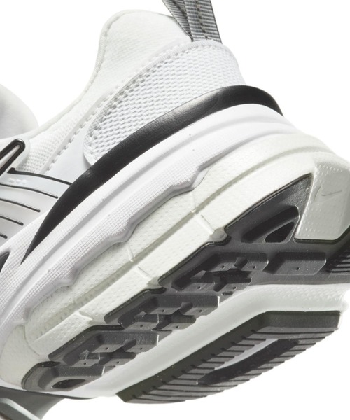 NIKE(ナイキ)の「W V2K RUN HF5342-100(スニーカー・レディース・ホワイト・22.5cm/23.5cm/24.5cm/25.5cm/23.0cm/24.0cm/25.0cm/26.0cm)」の5枚目の写真