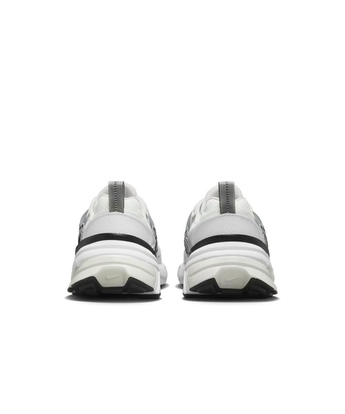 NIKE(ナイキ)の「W V2K RUN HF5342-100(スニーカー・レディース・ホワイト・22.5cm/23.5cm/24.5cm/25.5cm/23.0cm/24.0cm/25.0cm/26.0cm)」の4枚目の写真