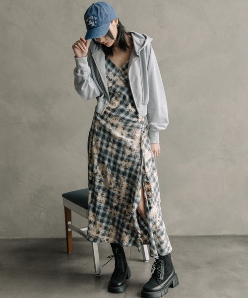 FOREVER 21(フォーエバー トゥエンティーワン)の「【2025SS】ニュアンス柄ロングキャミワンピース(ワンピース・レディース・ブルー/パープル・SMALL/MEDIUM)」の22枚目の写真