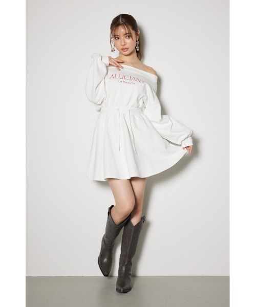 rienda(リエンダ)の「オフショルダースウェットミニフレアワンピース トレーナー 春服(ワンピース・レディース・ブラック/ホワイト/ライトイエロー・FREE)」の5枚目の写真