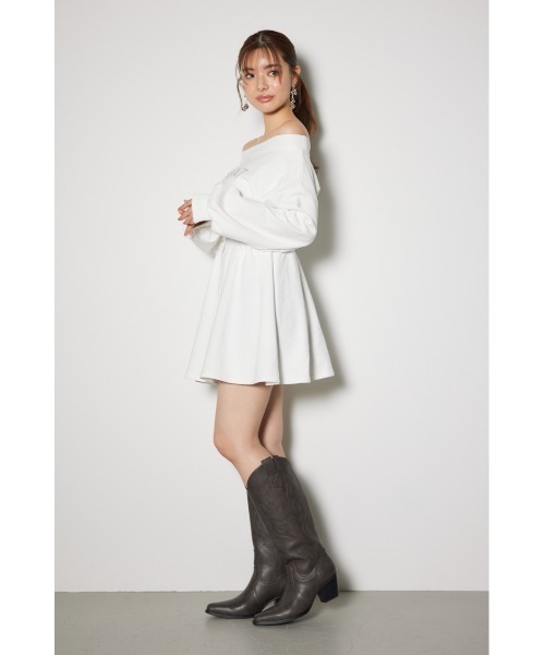 rienda(リエンダ)の「オフショルダースウェットミニフレアワンピース トレーナー 春服(ワンピース・レディース・ブラック/ホワイト/ライトイエロー・FREE)」の6枚目の写真