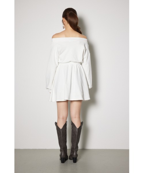 rienda(リエンダ)の「オフショルダースウェットミニフレアワンピース トレーナー 春服(ワンピース・レディース・ブラック/ホワイト/ライトイエロー・FREE)」の9枚目の写真