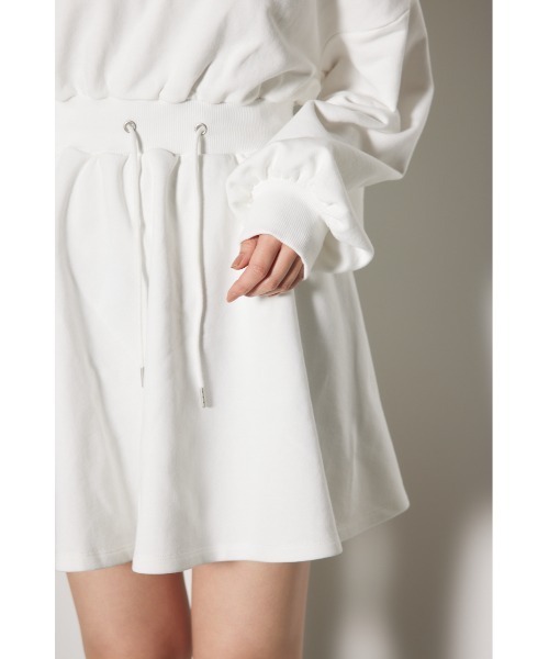 rienda(リエンダ)の「オフショルダースウェットミニフレアワンピース トレーナー 春服(ワンピース・レディース・ブラック/ホワイト/ライトイエロー・FREE)」の13枚目の写真
