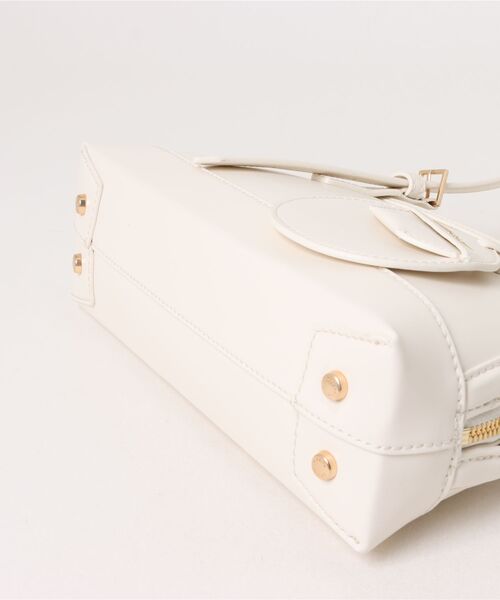 CHARLES & KEITH(チャールズ & キース)の「Enola エノラ イロンゲイティッドハンドルバッグ(トートバッグ・レディース・クリーム/スミクロ・M)」の5枚目の写真