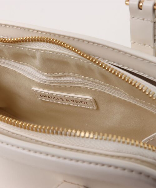 CHARLES & KEITH(チャールズ & キース)の「Enola エノラ イロンゲイティッドハンドルバッグ(トートバッグ・レディース・クリーム/スミクロ・M)」の4枚目の写真