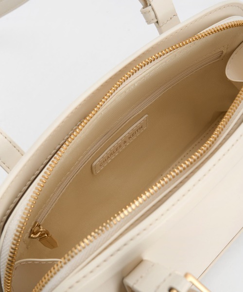 CHARLES & KEITH(チャールズ & キース)の「Enola エノラ イロンゲイティッドハンドルバッグ(トートバッグ・レディース・クリーム/スミクロ・M)」の6枚目の写真
