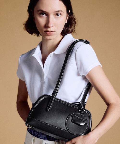 追跡★Charles&Keith Enola エロンゲート ハンドルバッグ Enola エノラ イロンゲイティッドハンドルバッグ - Cream