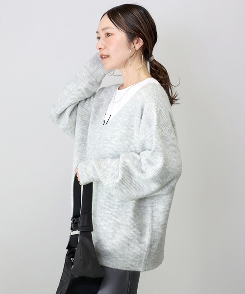 Aletta vita(アレッタビータ)の「片畦編みVネックゆるニットプルオーバー(ニット/セーター・レディース・グレー/チャコール/コーラル・M)」の16枚目の写真