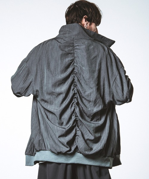 NO ID.(ノーアイディ)の「【NO ID.】Gather Drape Long Track Jacket / ギャザー ドレープ ロング トラック ジャケット(ブルゾン・メンズ・ブラック/グレー・ONE SIZE)」の3枚目の写真