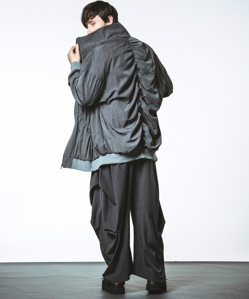 NO ID.(ノーアイディ)の「【NO ID.】Gather Drape Long Track Jacket / ギャザー ドレープ ロング トラック ジャケット(ブルゾン・メンズ・ブラック/グレー・ONE SIZE)」の4枚目の写真