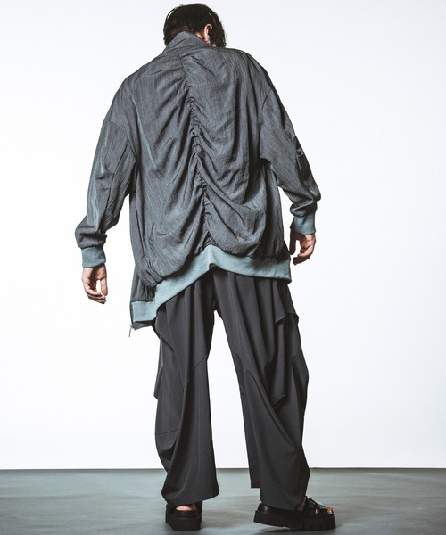 NO ID.(ノーアイディ)の「【NO ID.】Gather Drape Long Track Jacket / ギャザー ドレープ ロング トラック ジャケット(ブルゾン・メンズ・ブラック/グレー・ONE SIZE)」の5枚目の写真