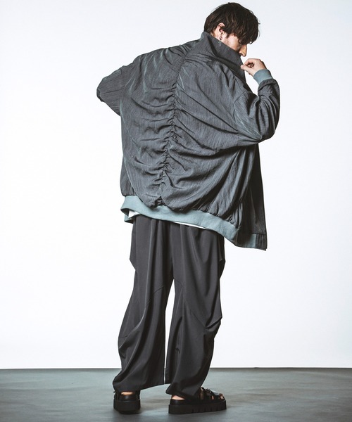NO ID.(ノーアイディ)の「【NO ID.】Gather Drape Long Track Jacket / ギャザー ドレープ ロング トラック ジャケット(ブルゾン・メンズ・ブラック/グレー・ONE SIZE)」の6枚目の写真