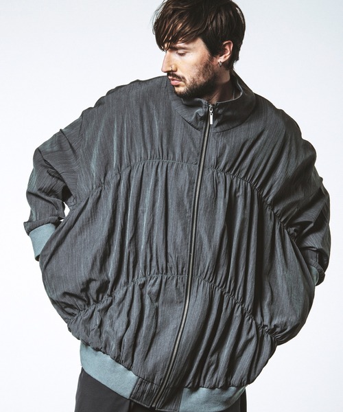 NO ID.(ノーアイディ)の「【NO ID.】Gather Drape Long Track Jacket / ギャザー ドレープ ロング トラック ジャケット(ブルゾン・メンズ・ブラック/グレー・ONE SIZE)」の11枚目の写真