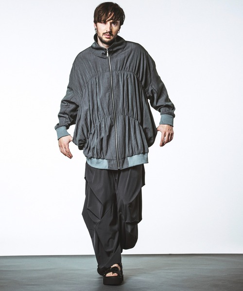 NO ID.(ノーアイディ)の「【NO ID.】Gather Drape Long Track Jacket / ギャザー ドレープ ロング トラック ジャケット(ブルゾン・メンズ・ブラック/グレー・ONE SIZE)」の12枚目の写真