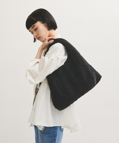 ADAM ET ROPE'(アダムエロペ)の「【サステナブル】テクスチャータックミニバッグ(ハンドバッグ・レディース・ブラック/ベージュ・FREE)」の5枚目の写真