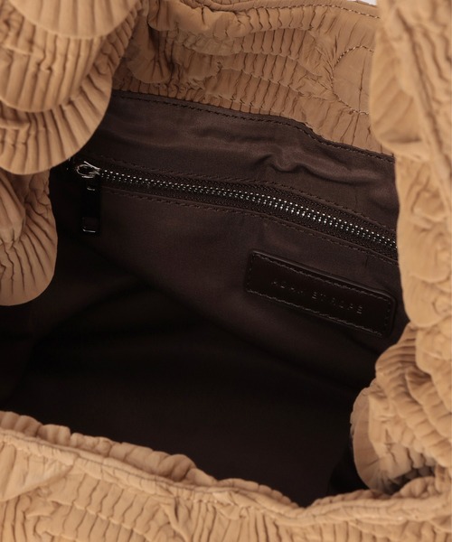 ADAM ET ROPE'(アダムエロペ)の「【サステナブル】テクスチャータックミニバッグ(ハンドバッグ・レディース・ブラック/ベージュ・FREE)」の13枚目の写真