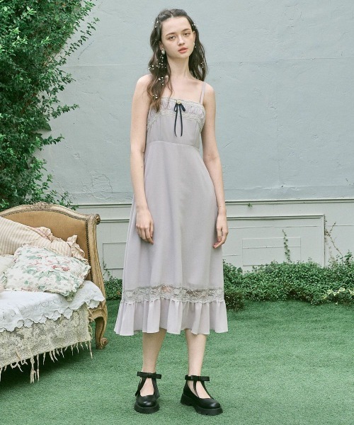 an another angelus(アンアナザーアンジェラス)の「ローズブローチ付きネグリジェ風ワンピース/ fint フィント(ワンピース・レディース・ライトグレー/ブラック・FREE)」の2枚目の写真