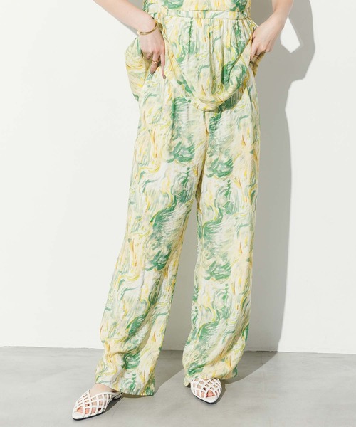 Gready Brilliant(グレディブリリアン)の「ブラシプリントイージーワイドパンツ(その他パンツ・レディース・イエロー×グリーン/黄緑系・FREE)」の10枚目の写真