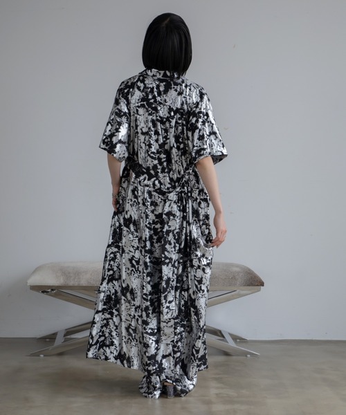 VACANCY（ヴァカンシー）の「メタリックペイント柄ツイストシャツワンピース（ワンピース・レディース・ブラック/ブルー・MEDIUM/LARGE）」の7枚目の写真