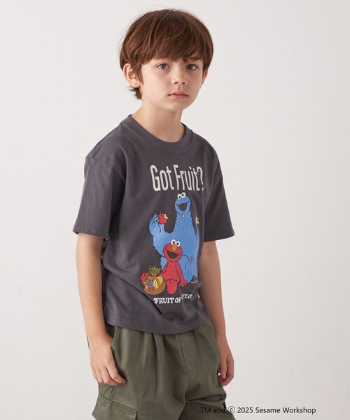 SHIPS any（シップス エニィ）の「FRUIT OF THE LOOM: SESAME STREET プリント Tシャツ<KIDS>（Tシャツ/カットソー・キッズ・ダークグレー/ホワイト/ライトグレー/ライトグリーン・110/150/130）」の3枚目の写真