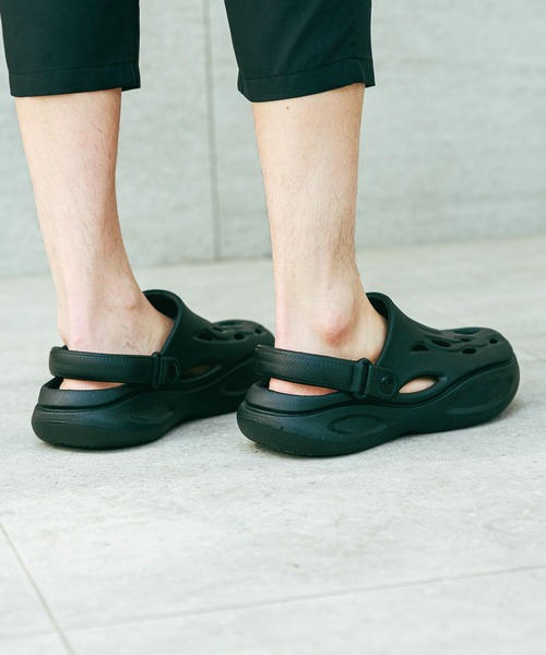 LAKOLE(ラコレ)の「EVAモックサンダル / 288702(サンダル・メンズ・ブラック・MEDIUM/LARGE)」の2枚目の写真