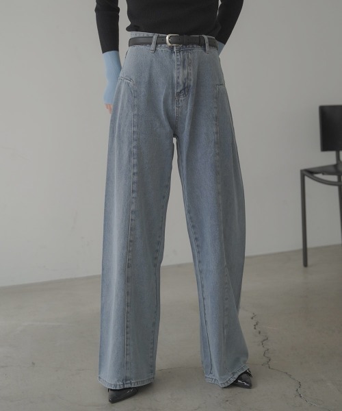 Clum（クルム）の「Side panel switching Wide denim pants / サイドパネル切り替えタックワイドデニムパンツ（デニムパンツ・レディース・ライトブルー・SMALL/LARGE/MEDIUM）」の2枚目の写真