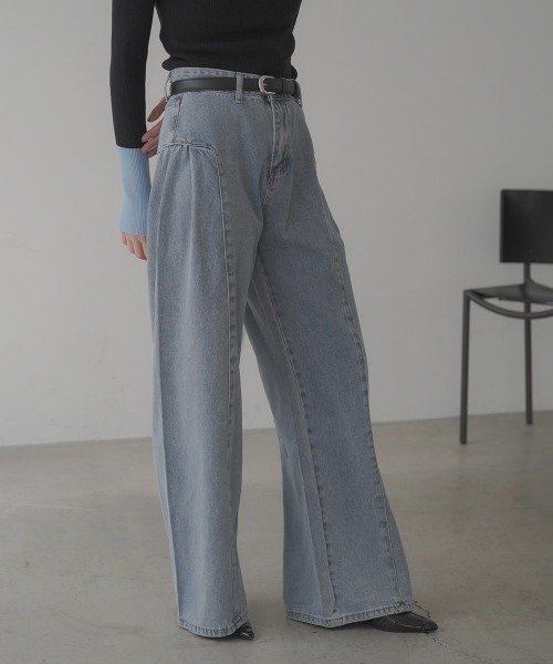 Clum（クルム）の「Side panel switching Wide denim pants / サイドパネル切り替えタックワイドデニムパンツ（デニムパンツ・レディース・ライトブルー・SMALL/LARGE/MEDIUM）」の3枚目の写真