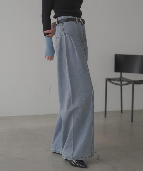Clum（クルム）の「Side panel switching Wide denim pants / サイドパネル切り替えタックワイドデニムパンツ（デニムパンツ・レディース・ライトブルー・SMALL/LARGE/MEDIUM）」の7枚目の写真