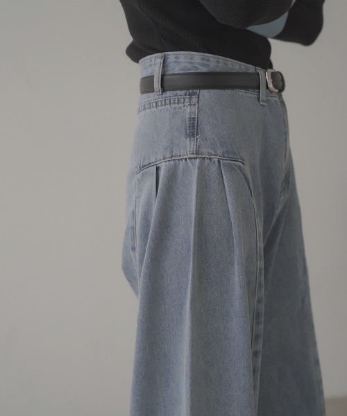 Clum（クルム）の「Side panel switching Wide denim pants / サイドパネル切り替えタックワイドデニムパンツ（デニムパンツ・レディース・ライトブルー・SMALL/LARGE/MEDIUM）」の10枚目の写真