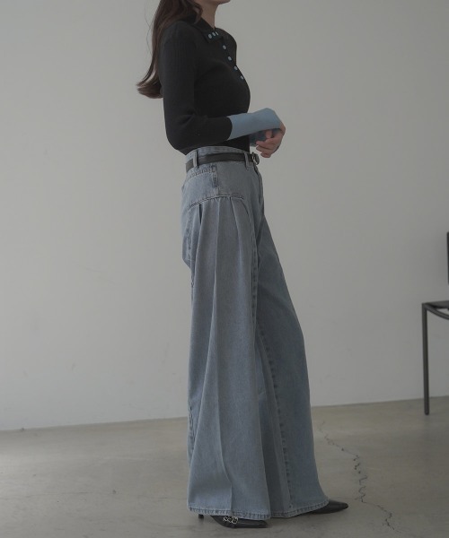 Clum（クルム）の「Side panel switching Wide denim pants / サイドパネル切り替えタックワイドデニムパンツ（デニムパンツ・レディース・ライトブルー・SMALL/LARGE/MEDIUM）」の15枚目の写真