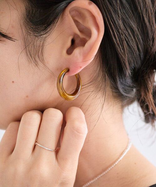 RIVE DROITE（リヴドロワ）の「【存在感抜群◎】カラーフープイヤリング（イヤリング・レディース・ベージュ/ブラウン・FREE）」の4枚目の写真