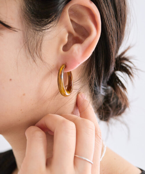 RIVE DROITE（リヴドロワ）の「【存在感抜群◎】カラーフープイヤリング（イヤリング・レディース・ベージュ/ブラウン・FREE）」の5枚目の写真