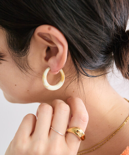 RIVE DROITE（リヴドロワ）の「【存在感抜群◎】カラーフープイヤリング（イヤリング・レディース・ベージュ/ブラウン・FREE）」の8枚目の写真